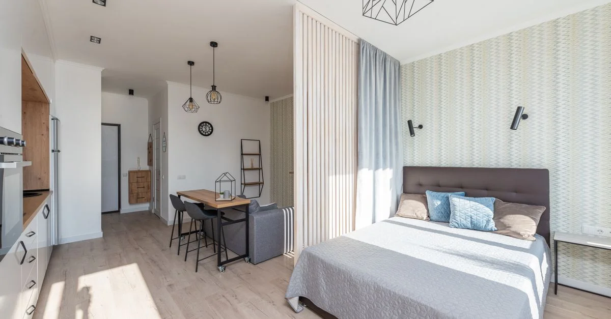 Studio lumineux et cosy avec une décoration moderne et une lumière naturelle.